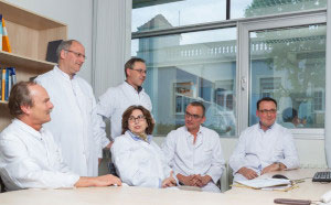 Ein Team von Ärzten bespricht den Fall eines Patienten