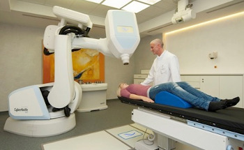 Ein Arzt betreut eine Patientin bei der Behandlung mit einem Cyberknife Gerät