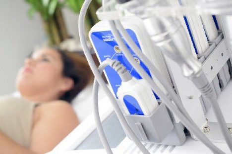 Frau neben Ultraschall Gerät