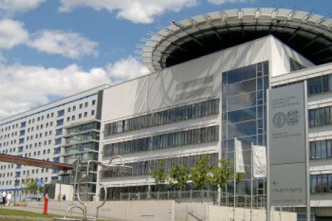 Front der Uni Klinik Halle (Saale) vor blauem Himmel