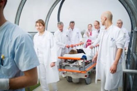 Ärzte schieben einen Notfallpatienten ins Krankenhaus